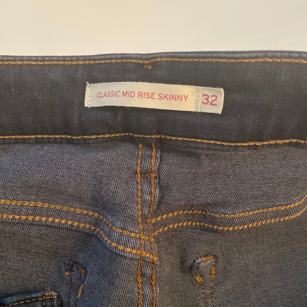 Womens size 12/32 denim Levi's. Skinny